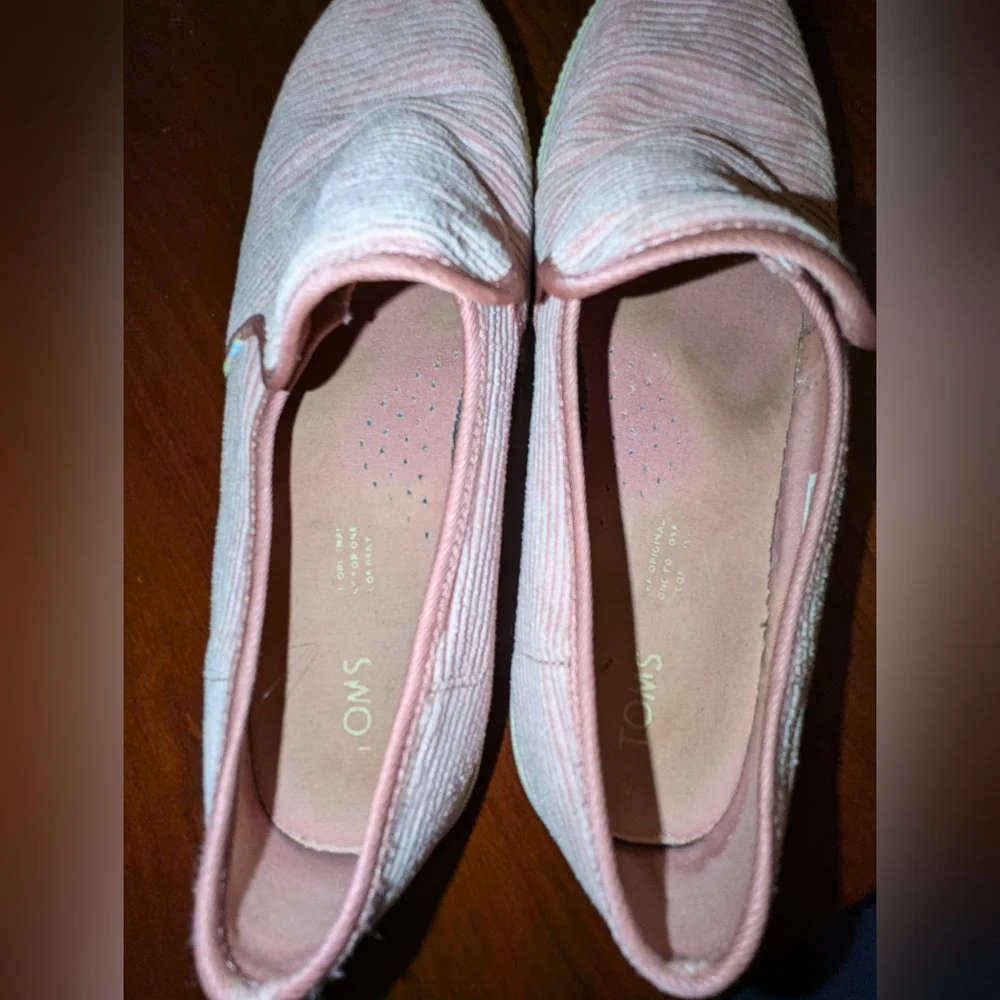 Tom's women's Heritage slip on sneakers / flats in light mauve corduroy, size 9